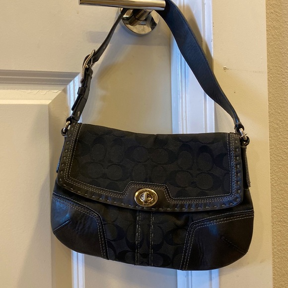 Coach shoulder purse - Picture 1 of 3